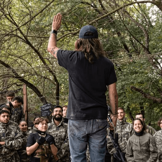 Briefing de sécurité par un animateur devant un groupe équipé