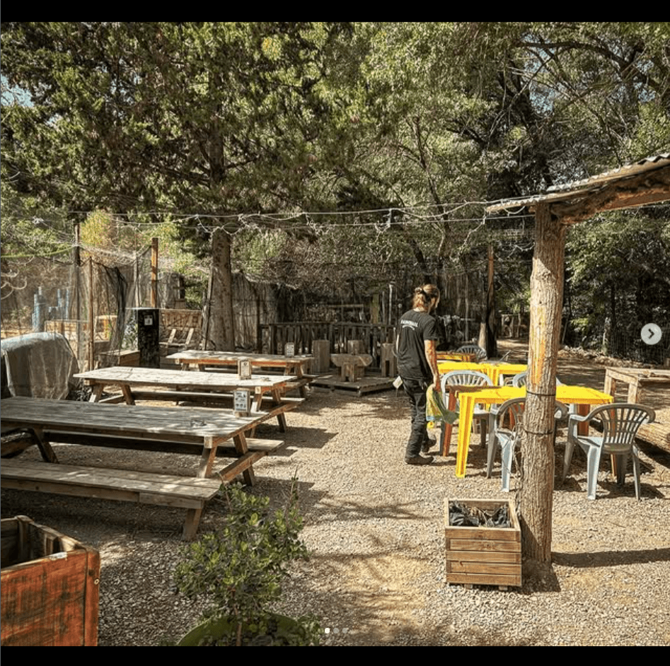Espace détente et tables après session en extérieur